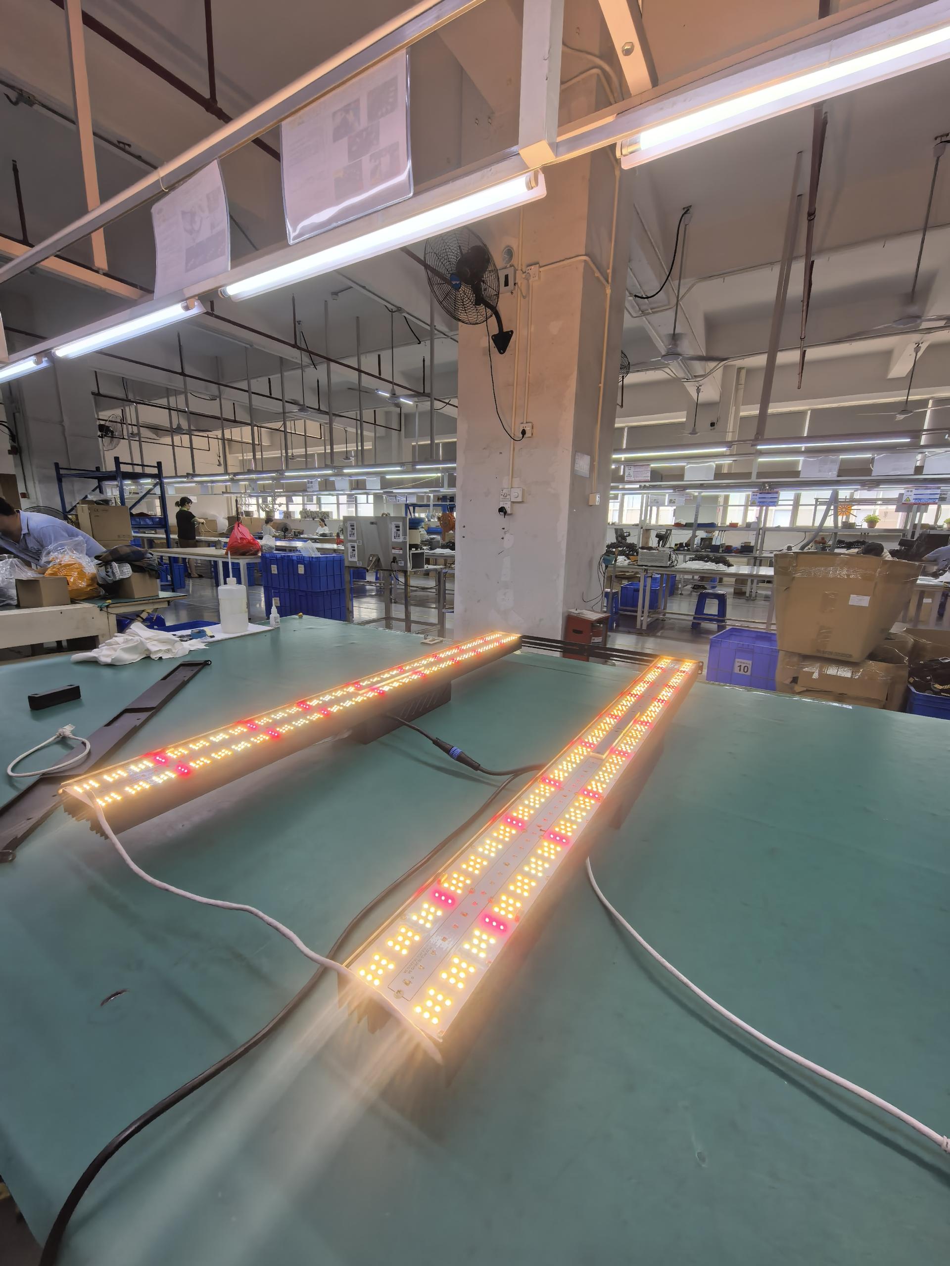 ICEVER filmed the actual performance of multi-channel QB and QS lights on the assembly line. The modular fixtures combine high light output, flexibility, and energy efficiency.