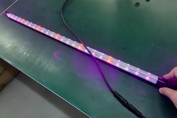 The illuminated effect of a high-performance, industrial-grade UV IR supplementary light tube manufactured by the ICEVER factory The illuminated effect of a high-performance, industrial-grade UV IR supplementary light tube manufactured by the ICEVER factory