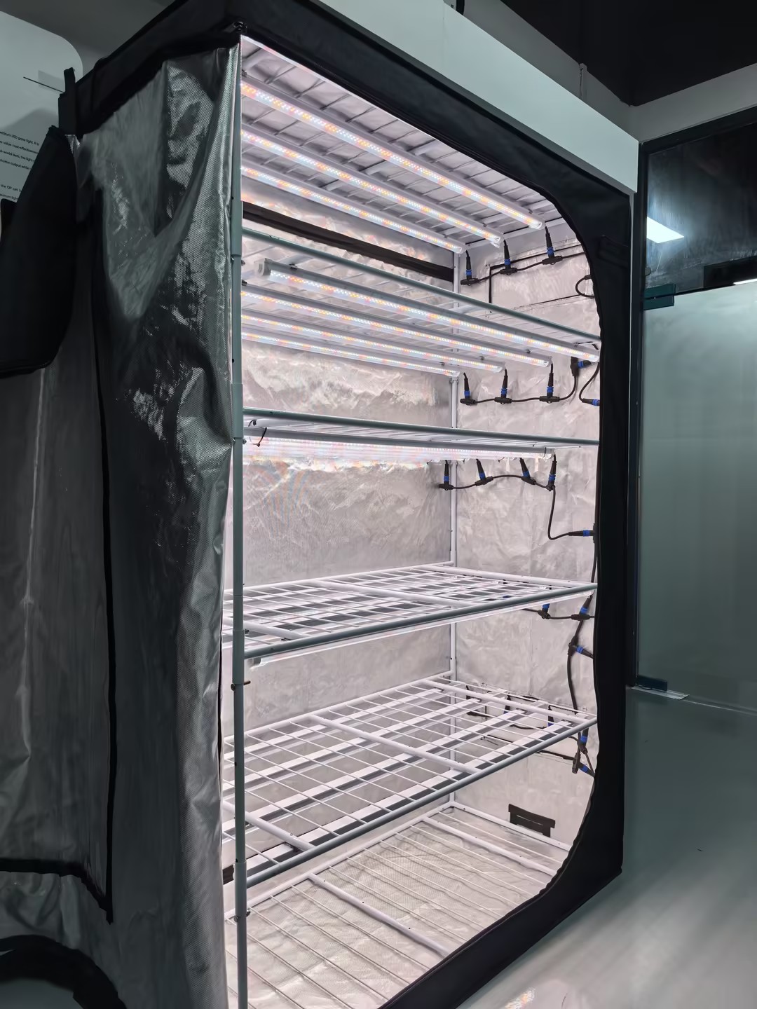 ICEVER cleverly uses T8 light systems with external isolated power supplies to solve temperature control issues in high-temperature environments, achieving up to 28% energy savings across different components.